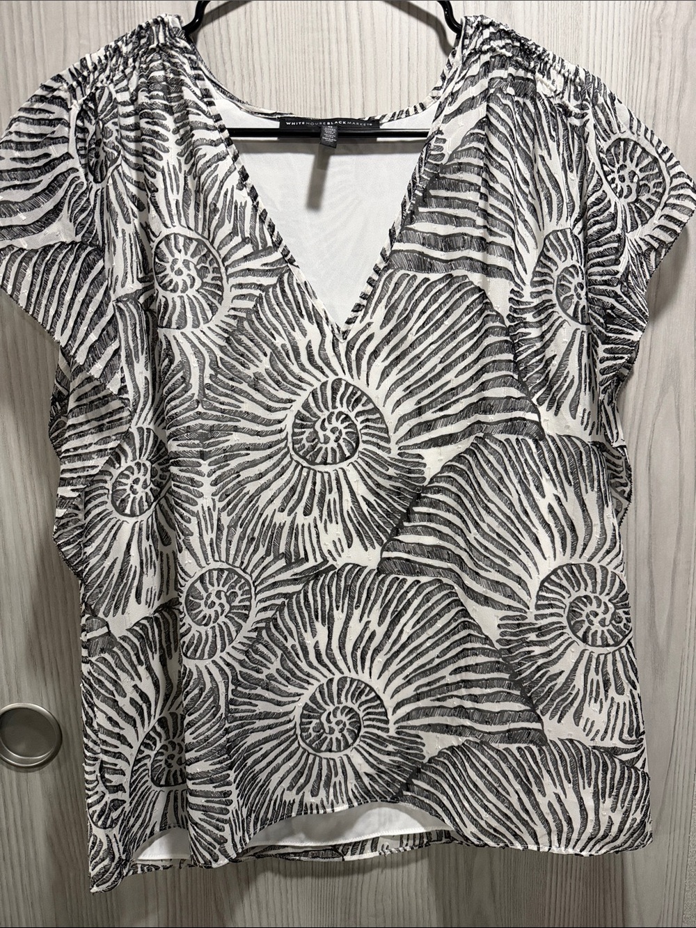 White House Black Market Black & White Nautilus Print V-Neck Blouse